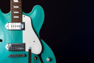 Elektrik Gitar, turkuaz, 6 String siyah izole