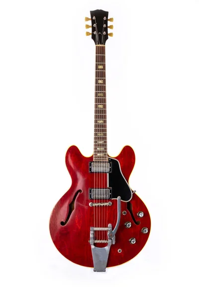 Guitarra elétrica, vermelho, 6 cordas isoladas em branco — Fotografia de Stock