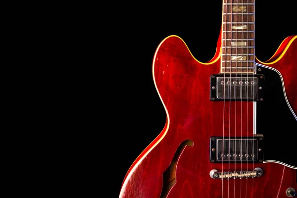 Vintage elektromos gitár, piros, 6 String izolált fekete — Stock Fotó