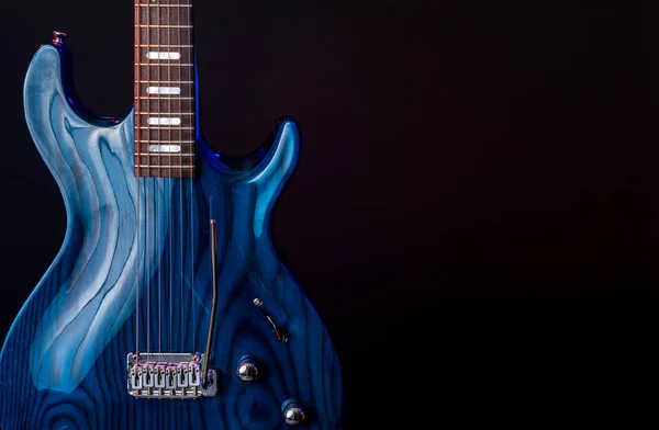 Guitarra eléctrica, grano de madera azul oscuro, 6 cuerdas aisladas en negro — Foto de Stock