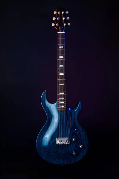 Elektrik Gitar, koyu mavi woodgrain, 6 String siyah izole — Stok fotoğraf