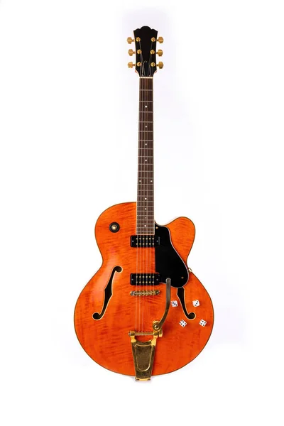 Guitarra elétrica, vermelho e laranja, 12 cordas isoladas em branco — Fotografia de Stock