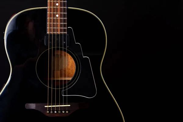 Instrumento musical guitarra acústica de seis cuerdas de madera aislada sobre fondo negro —  Fotos de Stock