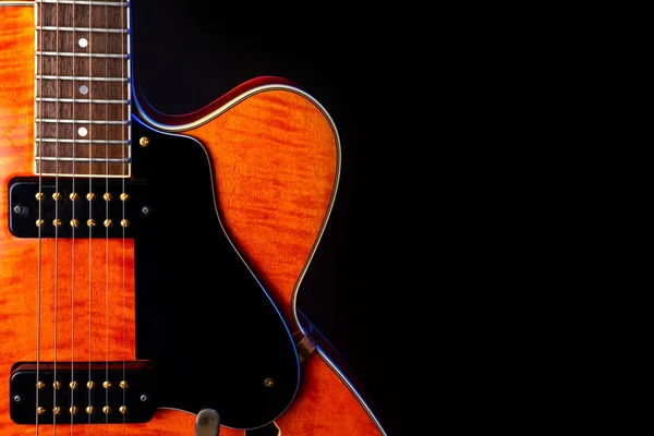 Guitarra elétrica vintage, bordo da chama alaranjada, 6 cordas isoladas no preto — Fotografia de Stock