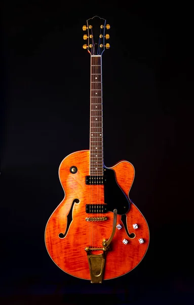 Guitarra eléctrica vintage, arce de llama naranja, 6 cuerdas aisladas en negro —  Fotos de Stock