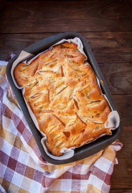 Taze kek. Tahta bir masada elmalı turta. Country stili