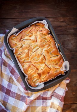 Taze kek. Tahta bir masada elmalı turta. Country stili