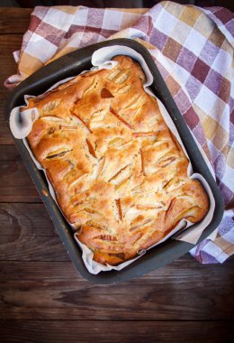 Taze kek. Tahta bir masada elmalı turta. Country stili