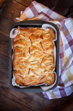 Taze kek. Tahta bir masada elmalı turta. Country stili