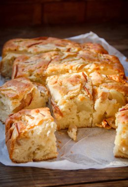 Taze kek. Tahta bir masada elmalı turta. Country stili