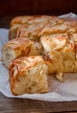 Taze kek. Tahta bir masada elmalı turta. Country stili