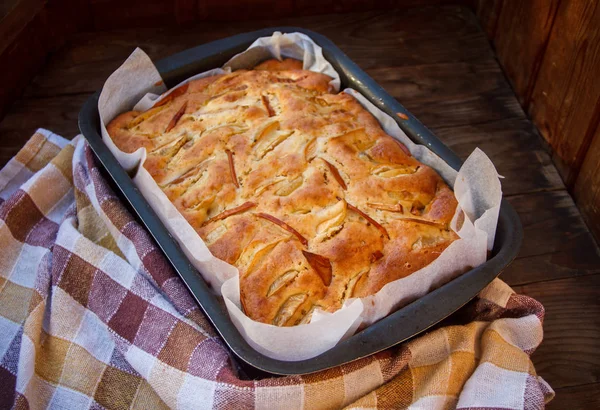 Taze kek. Tahta bir masada elmalı turta. Country stili