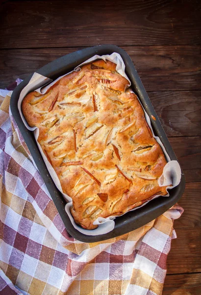 Taze kek. Tahta bir masada elmalı turta. Country stili