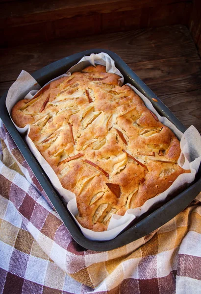 Taze kek. Tahta bir masada elmalı turta. Country stili