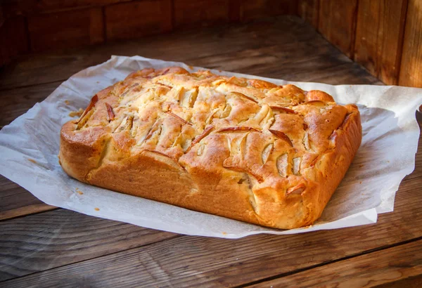 Taze kek. Tahta bir masada elmalı turta. Country stili