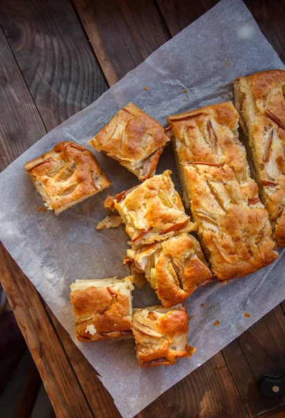 Pasteles frescos. Tarta de manzana en una mesa de madera. Estilo de país — Foto de Stock