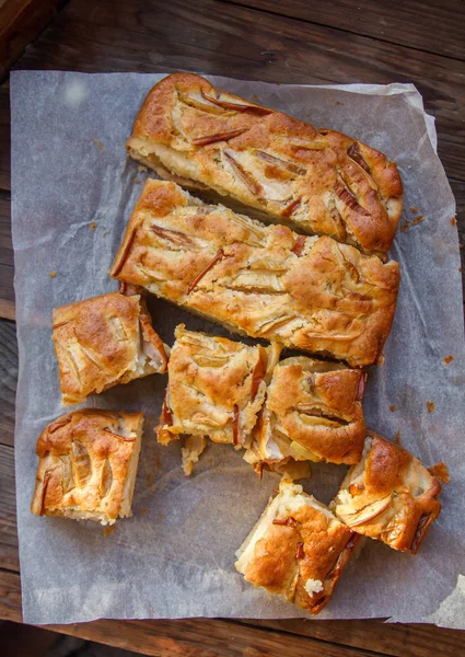 Pasteles frescos. Tarta de manzana en una mesa de madera. Estilo de país — Foto de Stock