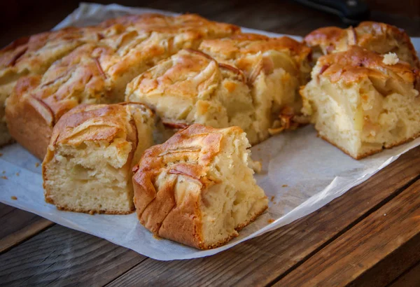 Pasteles frescos. Tarta de manzana en una mesa de madera. Estilo de país — Foto de Stock