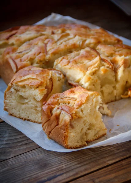 Pasteles frescos. Tarta de manzana en una mesa de madera. Estilo de país — Foto de Stock