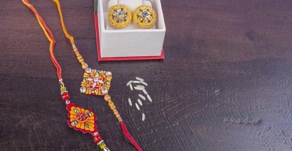 Indiase Traditionele Festival Rakhi Met Rijstkorrels Kumkum Cadeau Envelop Achtergrond — Stockfoto