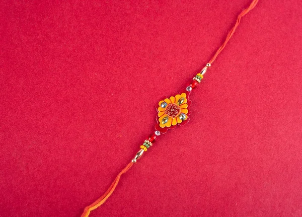 Rakhi 우아한 Rakhi와 배경에 Kumkum와 형제와 사랑의 전통적인 — 스톡 사진