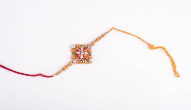 Pirinç taneleri ile Hint Geleneksel Festival Rakhi, zarif bir serdar zemin üzerine recep ve hediye zarf. Aşk kardeşler ve kız kardeşler arasında bir sembolü olan bir geleneksel Hint bilek band.