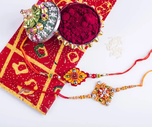 米とインドの伝統的な祭ラキ エレガントなラキと背景の Kumkum ギフト封筒 伝統的なインドのリストバンドの兄弟と姉妹間の愛の象徴であります — ストック写真