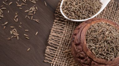 Tabaktaki kimyon ve tahtadan arka plandaki kimyon. Seçici bir odak noktası..