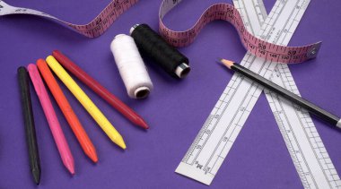 Ahşap bir arka planda aksesuar dikiyorum.