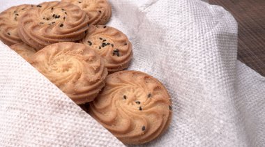 Tahta tahtada susam tohumlu lezzetli kurabiyeler. Sağlıklı vejetaryen kurabiyeleri.