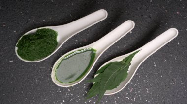 İlaç Ayurvedic Azadirachta indica ya da Neem yaprakları neem macunu, meyve suyu ve dal ile kaplanır.