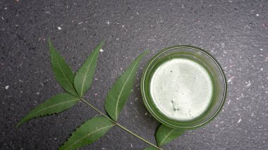 İlaç Ayurvedic Azadirachta indica ya da Neem yaprakları neem macunu, meyve suyu ve dal ile kaplanır.