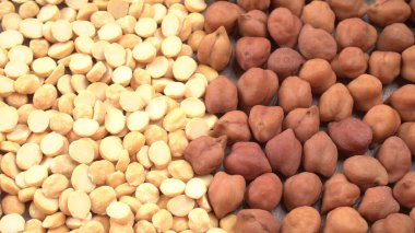 Siyah nohut ya da Kala Chana ve chana dal nabzı tahtadan izole edilmiş..