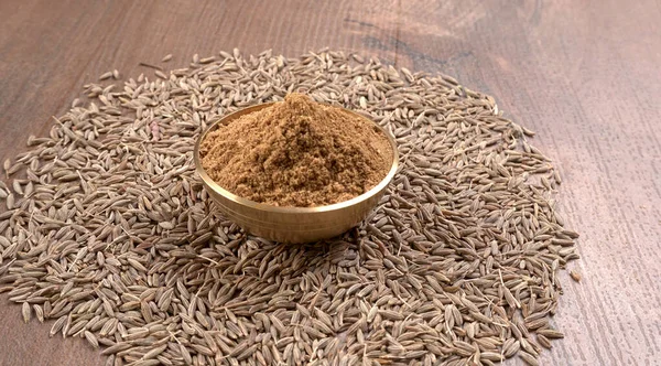 Tabaktaki kimyon ve tahtadan arka plandaki kimyon. Seçici bir odak noktası..