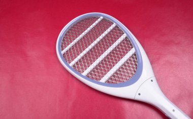 Tenis raketi şeklinde elektrikli sivrisinek katili. Şarj edilebilir sivrisinek vurucu yarasa izole edildi..
