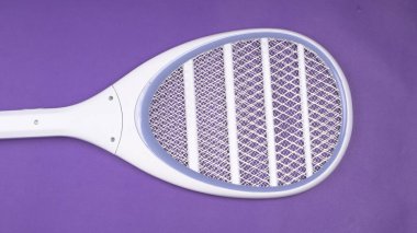 Tenis raketi şeklinde elektrikli sivrisinek katili. Şarj edilebilir sivrisinek vurucu yarasa izole edildi..