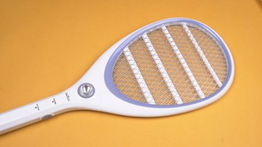 Tenis raketi şeklinde elektrikli sivrisinek katili. Şarj edilebilir sivrisinek vurucu yarasa izole edildi..