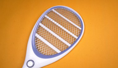 Tenis raketi şeklinde elektrikli sivrisinek katili. Şarj edilebilir sivrisinek vurucu yarasa izole edildi..