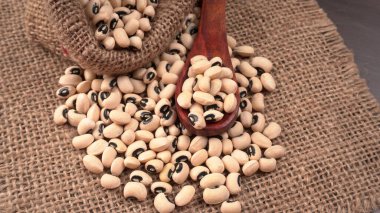 Pişmemiş siyah bezelye. Sağlıklı gıda kavramı.