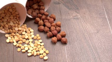 Siyah nohut ya da Kala Chana ve chana dal nabzı tahtadan izole edilmiş..