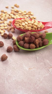 Siyah nohut ya da Kala Chana ve chana dal nabzı tahtadan izole edilmiş..