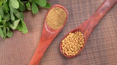 Methi veya çeçen tohumu ile metil yaprakları. Methi tohumları sağlık için iyidir..