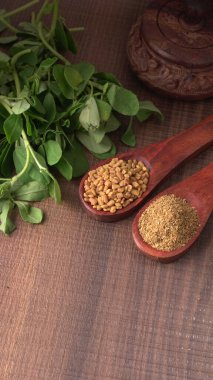 Methi veya çeçen tohumu ile metil yaprakları. Methi tohumları sağlık için iyidir..