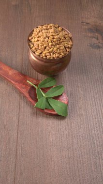 Methi veya çeçen tohumu ile metil yaprakları. Methi tohumları sağlık için iyidir..