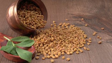 Methi veya çeçen tohumu ile metil yaprakları. Methi tohumları sağlık için iyidir..