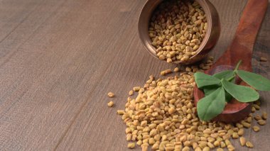 Methi veya çeçen tohumu ile metil yaprakları. Methi tohumları sağlık için iyidir..