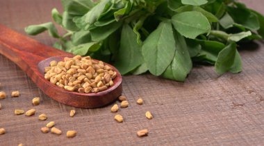 Methi veya çeçen tohumu ile metil yaprakları. Methi tohumları sağlık için iyidir..