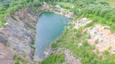 Benatina Gölü Havadan Görünümü Küçük Hırvatistan, Slovakya 'nın Benatina Köyü' ndeki Travertine Duvarlarıyla çevrili Terk Edilmiş Taş ocağı