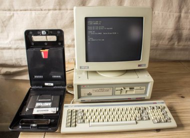 Antika Amstrad PC1640HD20, Masasında 3.5 inçlik Disket Kutulu Tarihi Bilgisayar. 