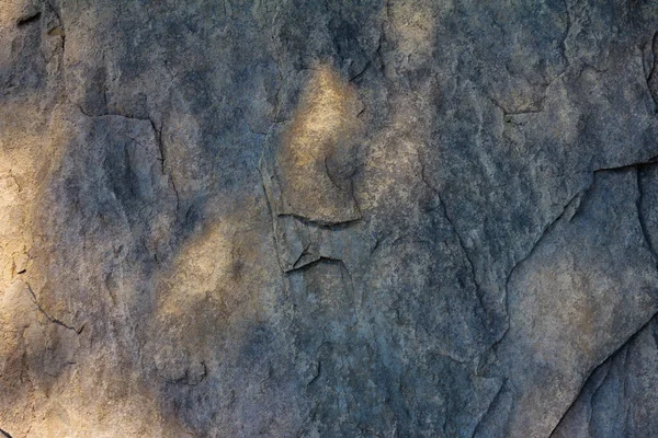 Polonya Bieszczady dağları, Solina rezervuarı. Polanczyk, göldeki kayalar.